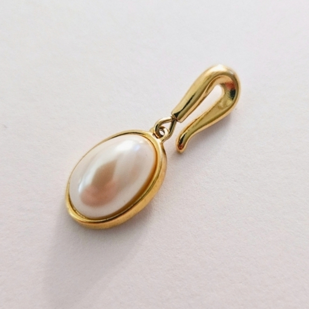 Vintage Richelieu Pearl and Gold Pendant